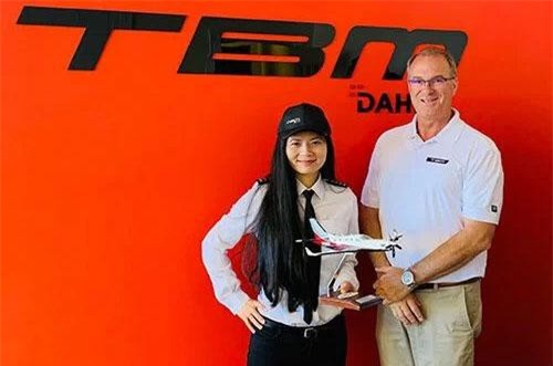 Nữ phi công gốc Việt đầu tiên và ước mơ một mình bay vòng quanh thế giới