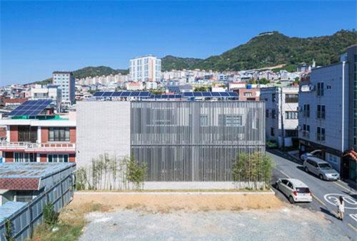 Ngôi nhà được bao phủ bởi hàng ngàn thanh thép nhưng lại đẹp thơ mộng đến bất ngờ