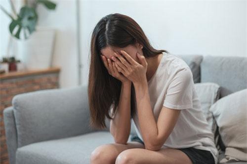 Đi làm về, tôi thấy mẹ chồng đang khóc lóc, bà gào lên đuổi tôi đi khỏi nhà vì lý do mà ai nghe cũng phải ngã ngửa