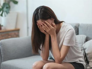 Đi làm về, tôi thấy mẹ chồng đang khóc lóc, bà gào lên đuổi tôi đi khỏi nhà vì lý do mà ai nghe cũng phải ngã ngửa