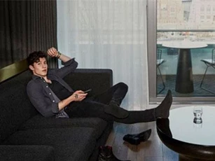 Shawn Mendes và tuổi đôi mươi “vui chơi quên lối về”