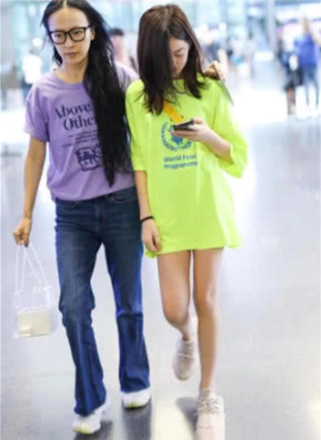 Ảnh đoàn tụ hiếm hoi của Vương Phi và con gái thứ hai - 6 Ảnh đoàn tụ hiếm hoi của Vương Phi và con gái thứ hai - 6