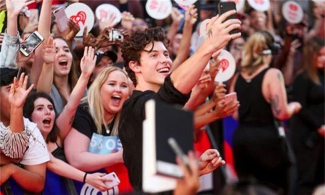 Shawn Mendes và tuổi đôi mươi “vui chơi quên lối về” - 3