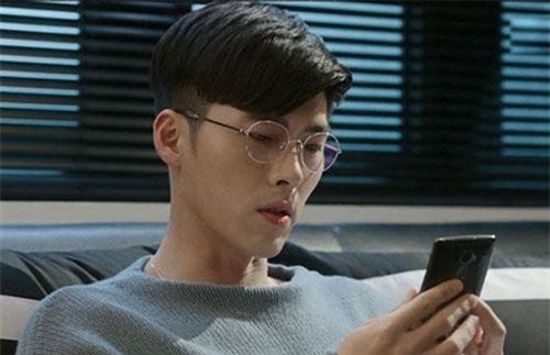 Thấy chồng nhắn tin với gái công khai, vợ đang lúi húi nấu nướng liền làm một việc cỏn con thế này đủ khiến anh ta nhận ra chân lý