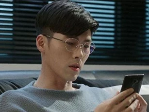 Thấy chồng nhắn tin với gái công khai, vợ đang lúi húi nấu nướng liền làm một việc cỏn con thế này đủ khiến anh ta nhận ra chân lý