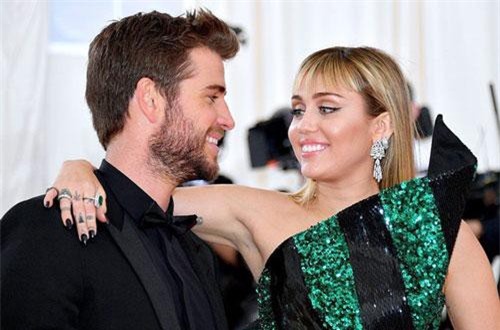 Cảm xúc Liam trước - sau khi chứng kiến Miley Cyrus hôn bạn đồng giới: Đau đớn, những tưởng có thể ở bên nhau mãi!