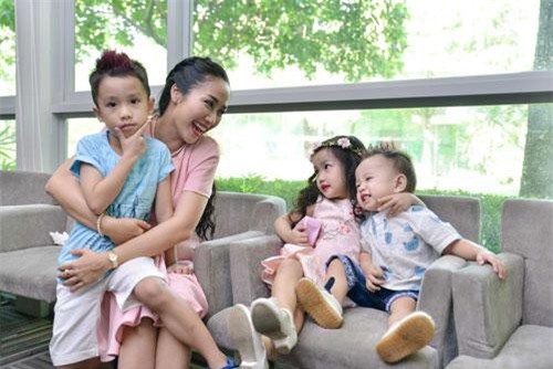 Ốc Thanh Vân bày tỏ sự áy náy, day dứt khi phải bỏ 3 con nhỏ để đi mang niềm vui cho người khác
