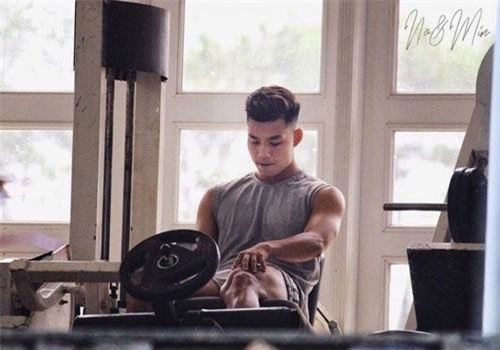 Văn Thanh khoe bắp tay săn chắc, trở lại phòng tập hậu tái chấn thương