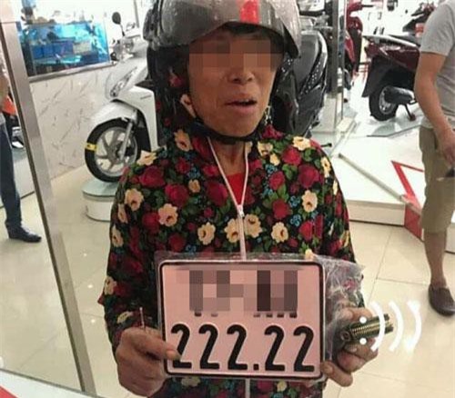 Bốc trúng biển số ‘ngũ quý’ cho chiếc xe Dream mới mua, người phụ nữ khiến dân mạng xuýt xoa