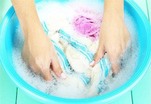 Những cách giặt quần áo sai lầm 90% các mẹ mắc phải khiến áo không sạch, da bé mẩn ngứa