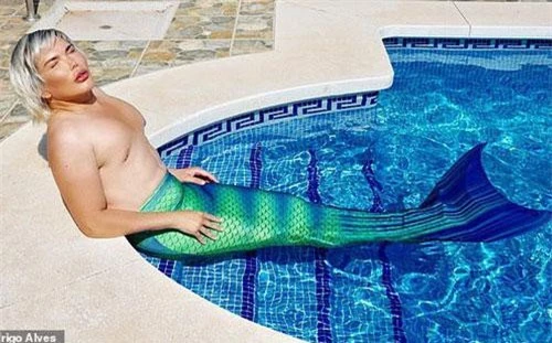 Rodrigo Alves thư giãn bên bể bơi tại nhà riêng ở Marbella, Tây Ban Nha ngày 13/8 vừa qua 
