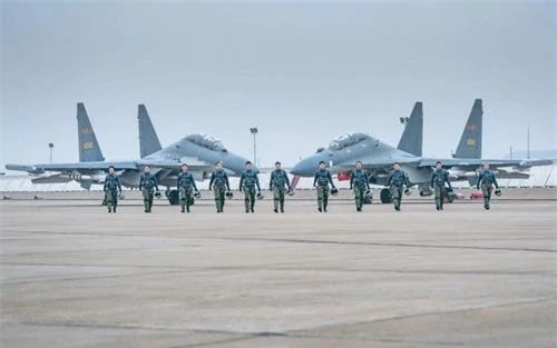 Tiêm kích Su-30MKK của Lữ đoàn không quân số 9 - Chiến khu Đông bộ, ảnh được chụp trong lễ chia tay. Ảnh: China Military.