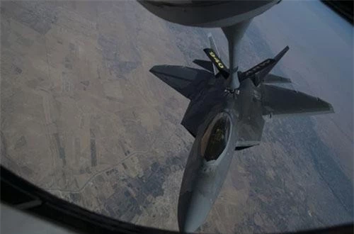 Truyền thông thế giới vừa tỏ ra cực kỳ sửng sốt với hình ảnh chiến đấu cơ F-22 Raptor mới vừa được Không quân Mỹ đăng tải lên Twitter chính thức của lực lượng này. Theo đó, chiếc chiến đấu cơ thế hệ thứ năm của Mỹ dường như đã tiếp liệu trên không trong không phận của Syria. Nguồn ảnh: Twitter.