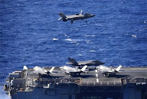 Hồi đầu tháng 8 vừa qua, thuỷ quân lục chiến Mỹ với tàu đổ bộ tấn công USS Wasp đã có cuộc tập trận cùng các máy bay thế hệ năm F-35B tại vùng biển được coi là "cửa ngõ" của Biển Đông. Nguồn ảnh: Sina.