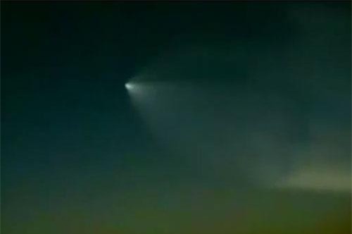 CLIP: UFO kỳ lạ ngăn cản máy bay hạ cánh ở Trung Quốc