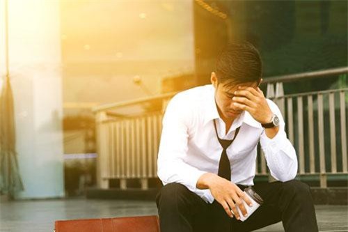 Vừa bước vào phòng trọ của bạn gái, tôi đã lao vào nhà vệ sinh để nôn nhưng vào bên trong rồi tôi còn choáng váng hơn nữa