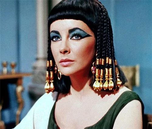 Nữ diễn viên Elizabeth Taylor nhập vai nữ hoàng Cleopatra trong bộ phim “Cleopatra” (1963).