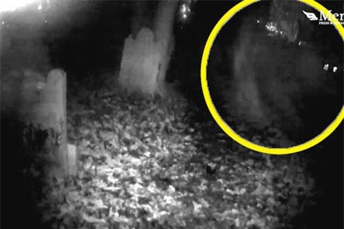 Kinh hãi trước cảnh hồn ma trong nghĩa địa lướt qua camera