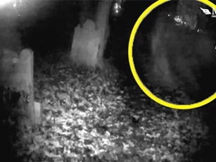 Kinh hãi trước cảnh hồn ma trong nghĩa địa lướt qua camera