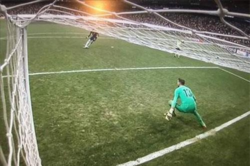 Adrian cản phá sút luân lưu sai luật, CĐV Chelsea đòi đá lại siêu cúp châu Âu