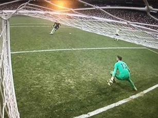 Adrian cản phá sút luân lưu sai luật, CĐV Chelsea đòi đá lại siêu cúp châu Âu