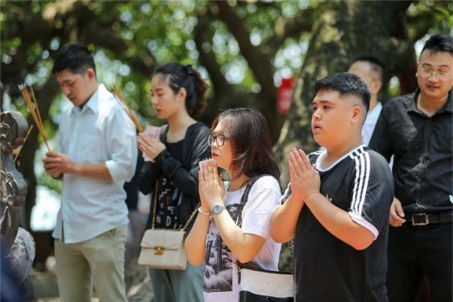 Hà Nội: Dân công sở đội nắng 40 độ C đi lễ rằm tháng bảy - 11