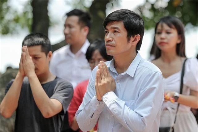 Hà Nội: Dân công sở đội nắng 40 độ C đi lễ rằm tháng bảy - 13