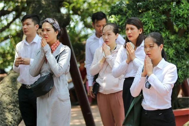 Hà Nội: Dân công sở đội nắng 40 độ C đi lễ rằm tháng bảy - 14