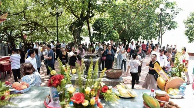 Hà Nội: Dân công sở đội nắng 40 độ C đi lễ rằm tháng bảy - 2