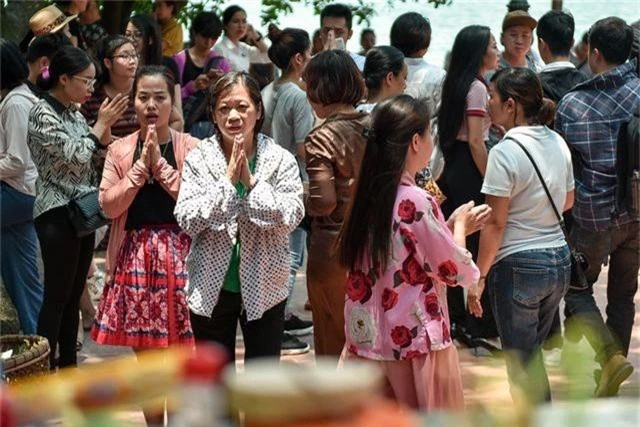 Hà Nội: Dân công sở đội nắng 40 độ C đi lễ rằm tháng bảy - 6