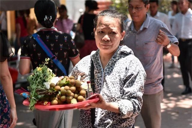 Hà Nội: Dân công sở đội nắng 40 độ C đi lễ rằm tháng bảy - 7