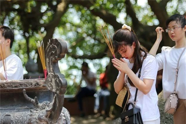 Hà Nội: Dân công sở đội nắng 40 độ C đi lễ rằm tháng bảy - 8