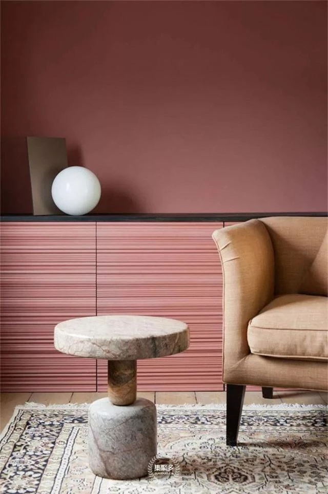 
Trong một không gian nhỏ, một màu sơn độc đáo thực sự có thể tạo ra tất cả sự khác biệt. Trong họa tiết phòng khách này được thiết kế bởi 2LG Studio, các bức tường màu hoa cà và các ngăn kéo có nhiều họa tiết tạo nên tông màu cho phần còn lại của không gian.
