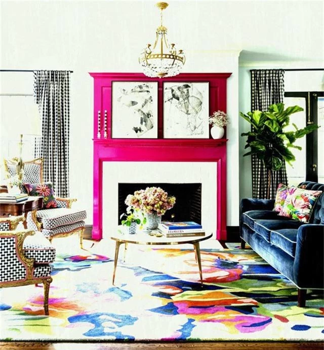 
Nhà thiết kế Kristen McCory đã sử dụng màu sắc trong toàn bộ ngôi nhà như một đối trọng năng lượng cho bộ sưu tập nghệ thuật và đồ cổ được thừa hưởng rộng lớn của chủ sở hữu.
