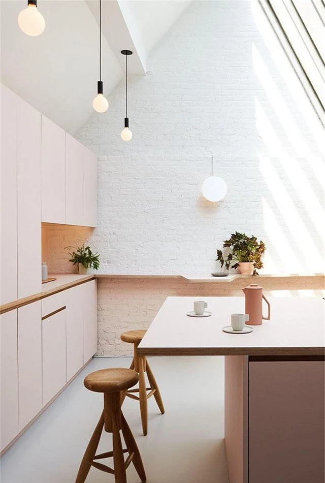 
Màu hồng nhẹ nhàng, tinh tế khi kết hợp với các mảnh hình học hiện đại hơn, hợp lý hơn. Trong nhà bếp này được thiết kế bởi GRT Architects, các đường nét và bảng màu hiện đại tạo cảm giác tươi mới và hiện đại trong khi màu hồng tạo cảm giác mở và sáng sủa.
