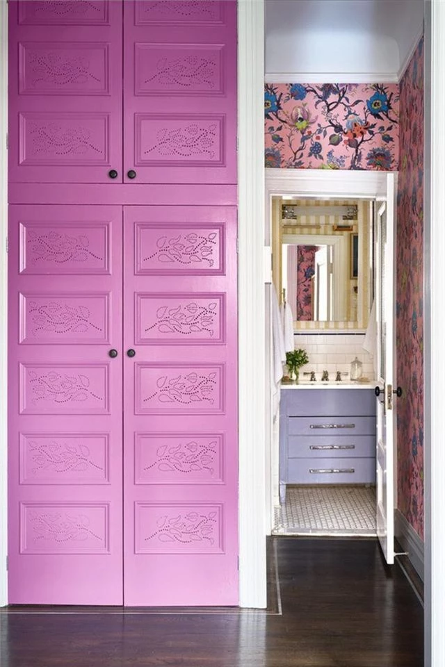
Được thiết kế bởi Kate Reid, ngôi nhà sơn màu hồng Orchid tạo ra nhiều điểm khác biệt, làm cho những cánh cửa xinh đẹp nổi bật hơn nữa. Độc đáo và táo bạo, sắc thái phong phú của màu hồng này làm tăng bảng màu của hình nền gần đó.
