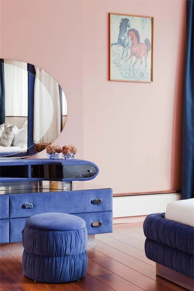 
Màu hồng này đặc biệt tuyệt vời khi được sử dụng trong phòng ngủ bùng nổ với tính cách táo bạo. Khung giường, bàn trang điểm và ghế đẩu đều được bọc trong một màu chàm sang trọng của hoàng gia tạo ra sự nhất quán trong khi cũng tương phản độc đáo với các bức tường màu hồng nhạt.
