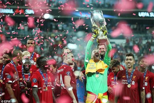 Thủ môn Adrian trở thành người hùng của Liverpool khi cản phá thành công ở loạt sút luân lưu giúp "Lữ đoàn đỏ" lần thứ 4 đăng quang siêu cúp châu Âu