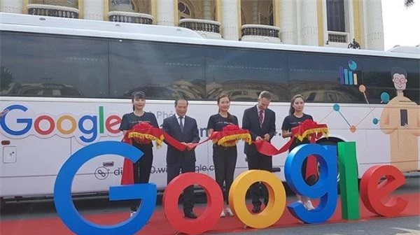Lãnh đạo Bộ Công Thương và Google Cắt băng khai trương Digital Bus tại Nhà hát lớn sáng 15/8. (Ảnh: Viettimes)