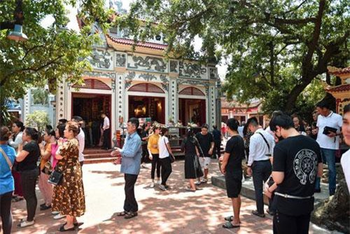 Hà Nội: Dân công sở đội nắng 40 độ C đi lễ rằm tháng bảy