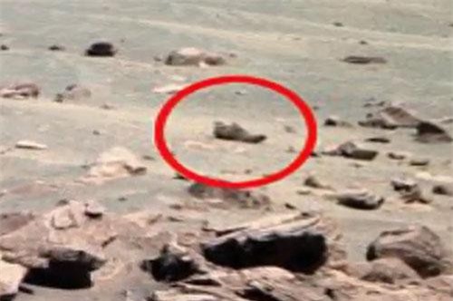 CLIP: Người ngoài hành tinh bỏ quên giày trên sao Hỏa?