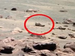 CLIP: Người ngoài hành tinh bỏ quên giày trên sao Hỏa?