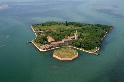 Chuyện bí ẩn về hòn đảo hoang đầy xương người ở Italia