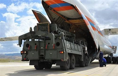 Vào ngày 12/7, máy bay vận tải hạng nặng An-124 Ruslan của Nga đã hạ cánh xuống Thổ Nhĩ Kỳ để bàn giao những thành phần đầu tiên của tổ hợp tên lửa phòng không tầm xa S-400 Triumf.