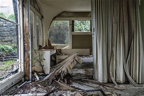 Khung cảnh hoang tàn đến lạnh người bên trong ngôi làng UFO ở Đài Loan