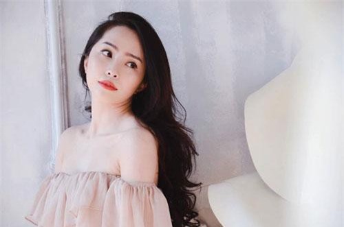 Không cần phô trương như vai diễn Nhã trong Về nhà đi con, Quỳnh Nga mặc kín vẫn tinh tế gợi cảm