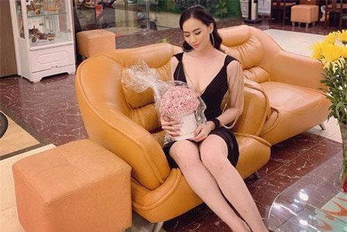 Vẻ ngoài ‘gây choáng’ của bạn gái mới Quang Hải