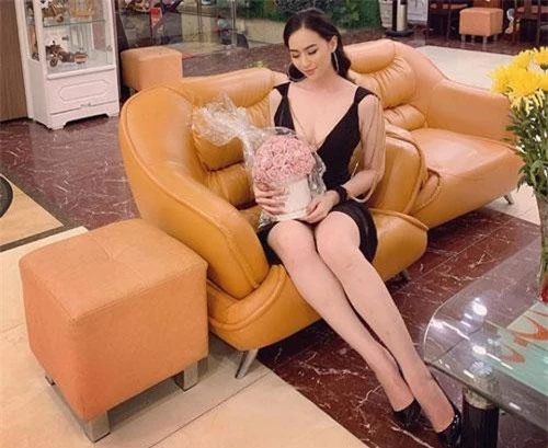 Mimi gây chú ý trong cộng đồng mạng khi lộ những bằng chứng cô là bạn gái mới của tiền vệ Nguyễn Quang Hải.