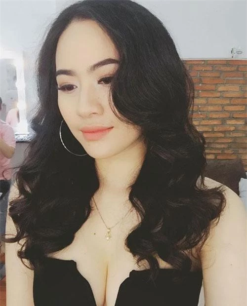 Hơn thế nữa, hai người cũng theo dõi Instagram của nhau (Quang Hải chỉ theo dõi 57 người trên Instagram).