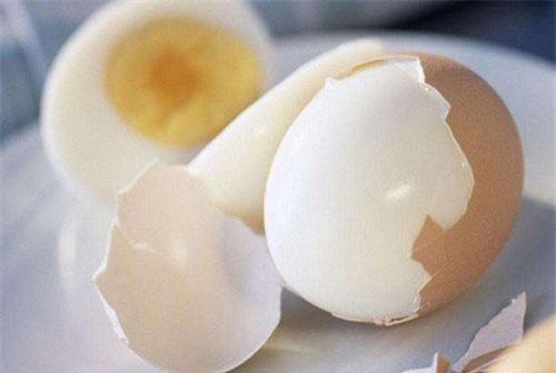 Trứng luộc tưởng đơn giản nhưng thói quen này của bà nội trợ khiến món trứng nhiễm đầy vi khuẩn